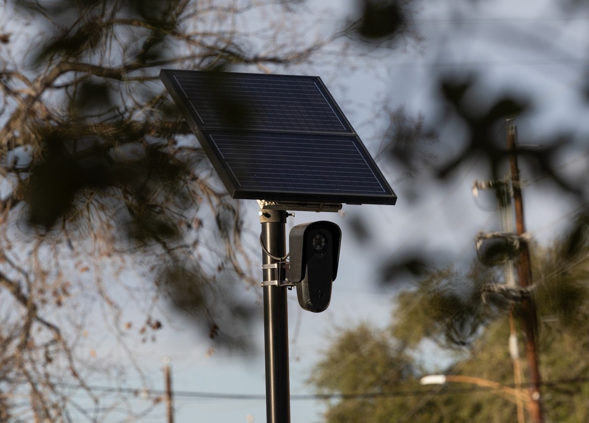 تخریب دوربین‌های نظارتی Flock در آمریکا؛ اوج‌گیری نگرانی‌های حریم خصوصی و مهاجرتی