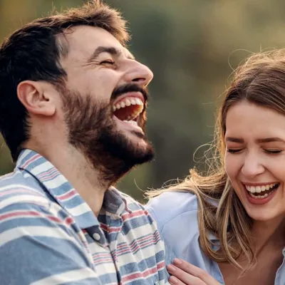 هل تؤثر صرامة المجتمع على حس الفكاهة؟ دراسة تكشف العلاقة
