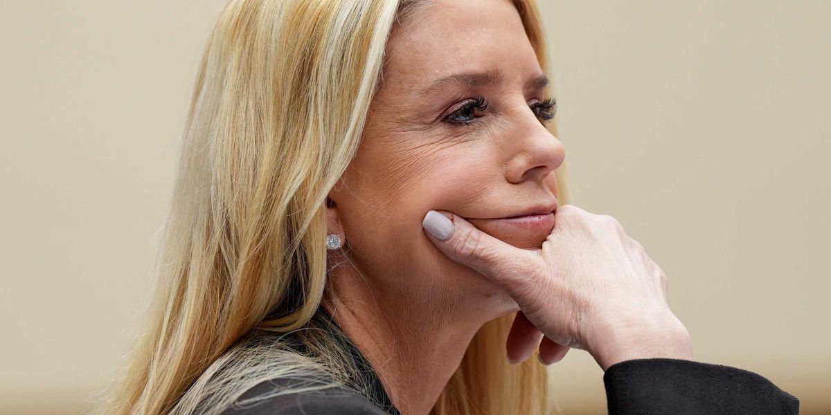 انتقاد قضات فدرال از دادستان کل پم باندی به دلیل نقض perintah دادگاه در شبکه‌های اجتماعی