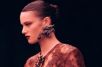 سنت لورن پاییز/زمستان ۲۰۲۶: اوج تجمل و بازتعریف قدرت زنانه در مد