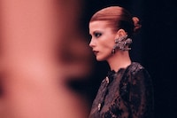 سنت لورن پاییز/زمستان ۲۰۲۶: اوج تجمل و بازتعریف قدرت زنانه در مد