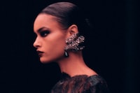 سنت لورن پاییز/زمستان ۲۰۲۶: اوج تجمل و بازتعریف قدرت زنانه در مد