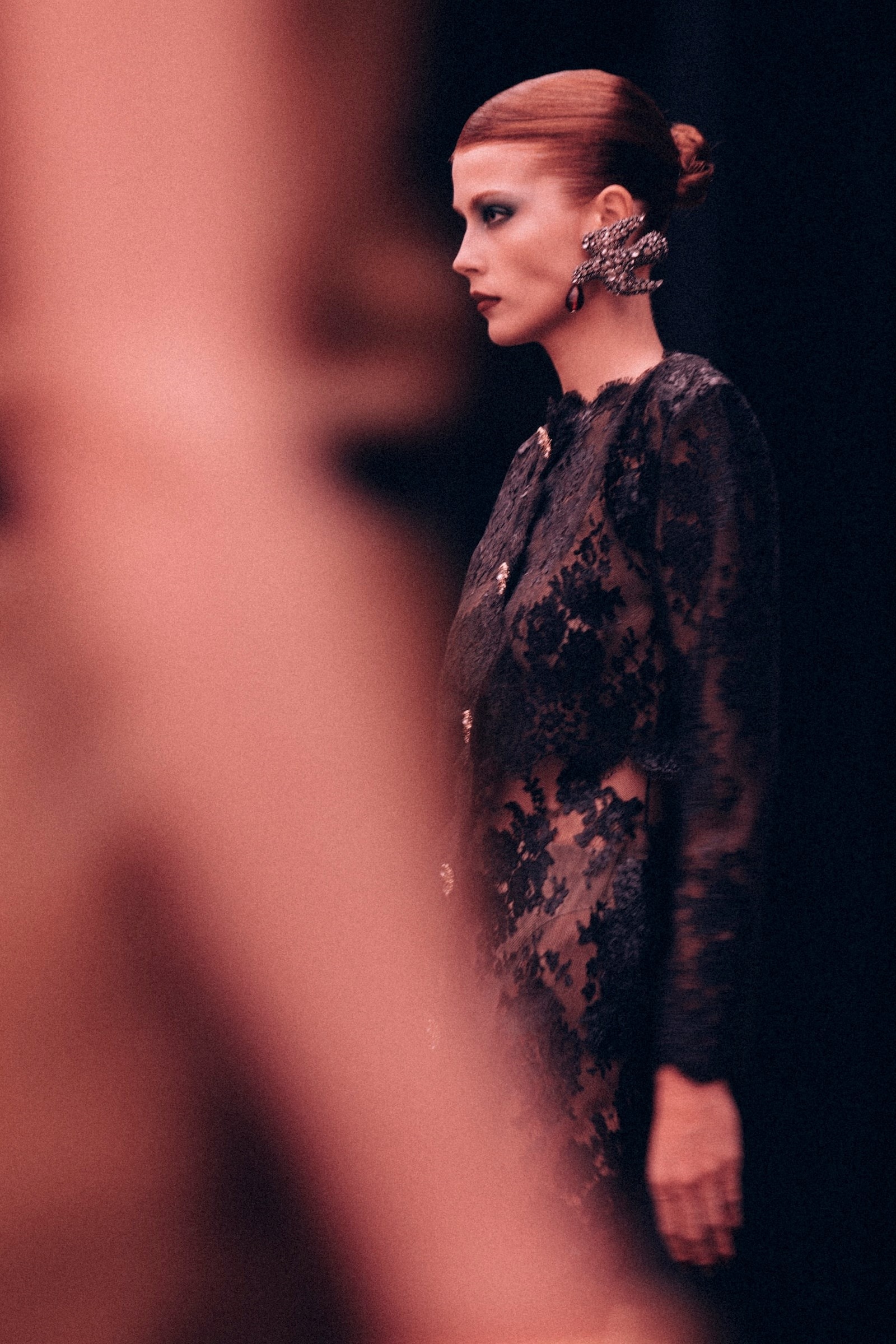 سنت لورن پاییز/زمستان ۲۰۲۶: اوج تجمل و بازتعریف قدرت زنانه در مد