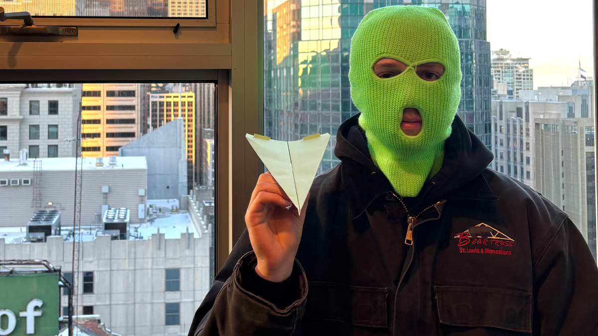 چالش هواپیمای کاغذی در آسمان شیکاگو: پدیده‌ای در شبکه‌های اجتماعی