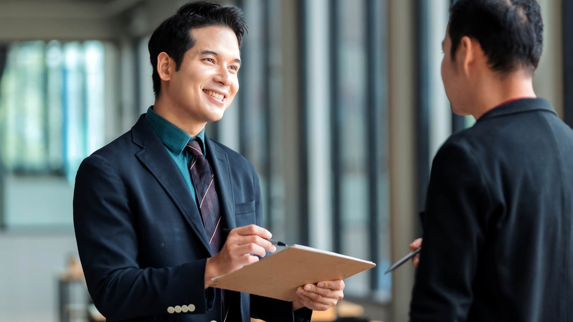 رازهای ذهن‌های برتر: ۱۱ رفتاری که افراد بسیار باهوش پنهانی انجام می‌دهند