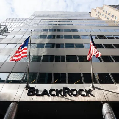 بلاك روك تضخ 350 مليون دولار في صناديق بيتكوين وإيثيريوم المتداولة: استثمار قياسي يثير اهتمام السوق