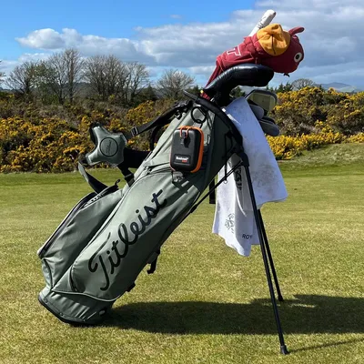 بررسی تخصصی کیف گلف Titleist StaDry Players S4: همراهی ایده‌آل برای گلف‌بازان در هر آب و هوایی