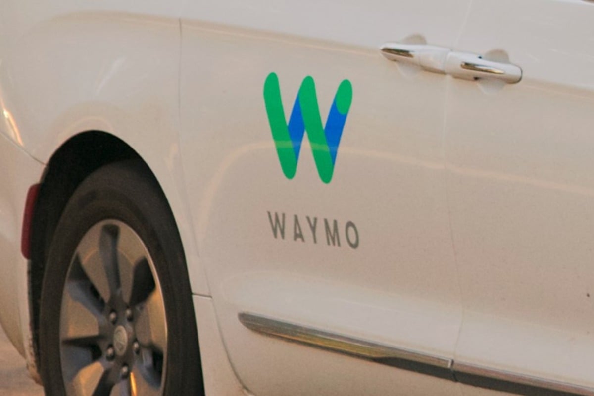 توقف خودروی خودران Waymo توسط پلیس؛ نگاهی به چالش‌های نظارتی و ایمنی