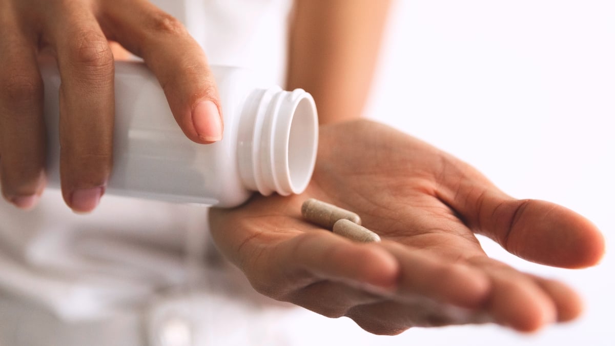 بررسی علمی مکمل‌های رایج دوران یائسگی: مگنزیوم، شیرین بیان، کراتین و کلاژن