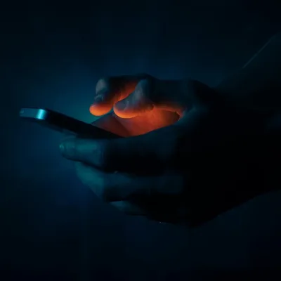 رجل يتعرض للابتزاز بعد إرسال صور شخصية عبر تطبيق تواصل اجتماعي
