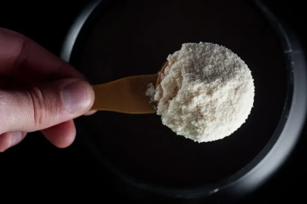 خطر مصرف دوز بالای کراتین: تجربه تلخ یک ورزشکار و توصیههای متخصصان تغذیه