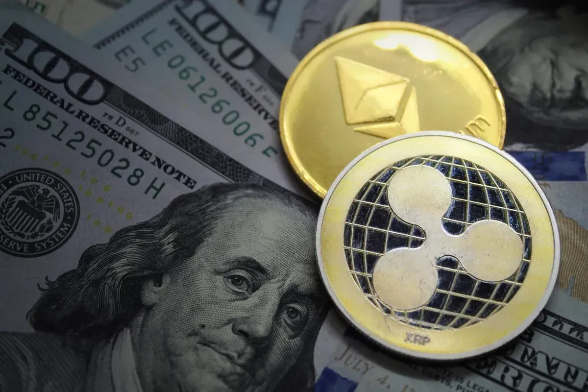 تحلیل جامع: کدام ارز دیجیتال، ریپل (XRP) یا اتریوم (ETH)، سرمایه ۵۰۰۰ دلاری را تا سال ۲۰۲۸ بیشتر افزایش میدهد؟