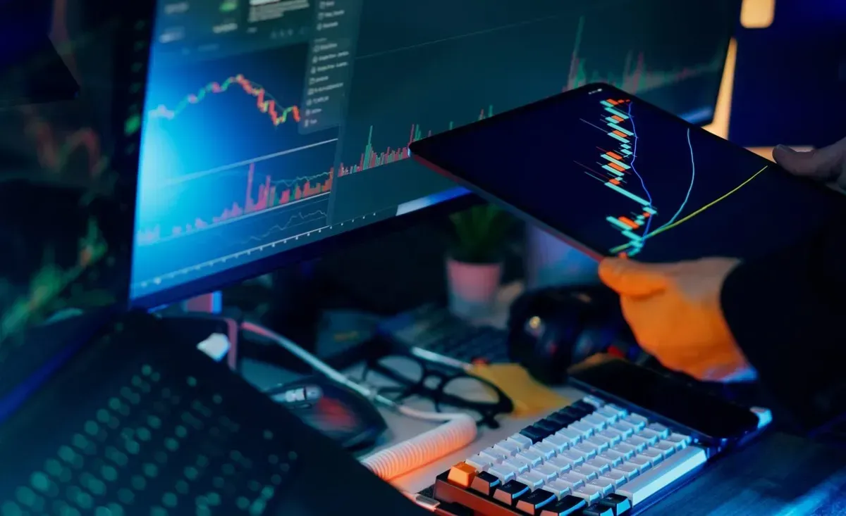 تحلیل جامع: کدام ارز دیجیتال، ریپل (XRP) یا اتریوم (ETH)، سرمایه ۵۰۰۰ دلاری را تا سال ۲۰۲۸ بیشتر افزایش میدهد؟