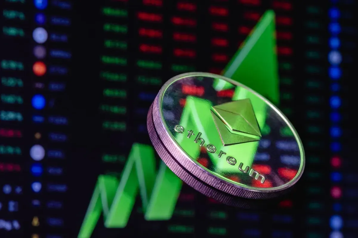 تحلیل جامع: کدام ارز دیجیتال، ریپل (XRP) یا اتریوم (ETH)، سرمایه ۵۰۰۰ دلاری را تا سال ۲۰۲۸ بیشتر افزایش میدهد؟