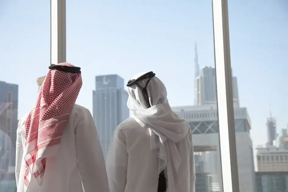 الإمارات: قيود على ارتداء الزي الوطني في الإعلانات والمحتوى الرقمي لغير المواطنين