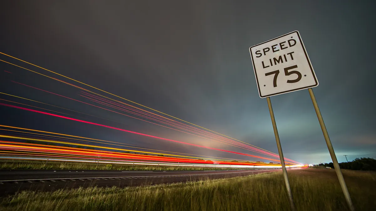 رابطه شتاب خودرو با مصرف سوخت: در چه سرعتی اتومبیل شما بیشترین بنزین را می‌سوزاند؟
