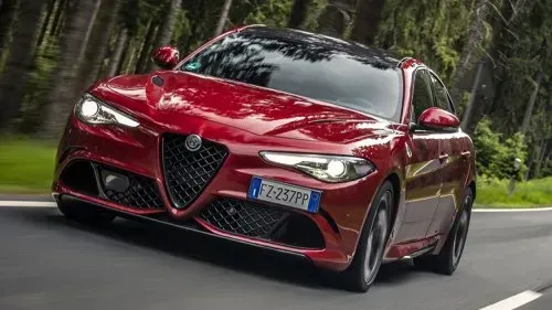 معرفی ب‌ام‌و M3 CS جدید: ترکیبی بی‌نظیر از قدرت و هندلینگ با گیربکس دستی