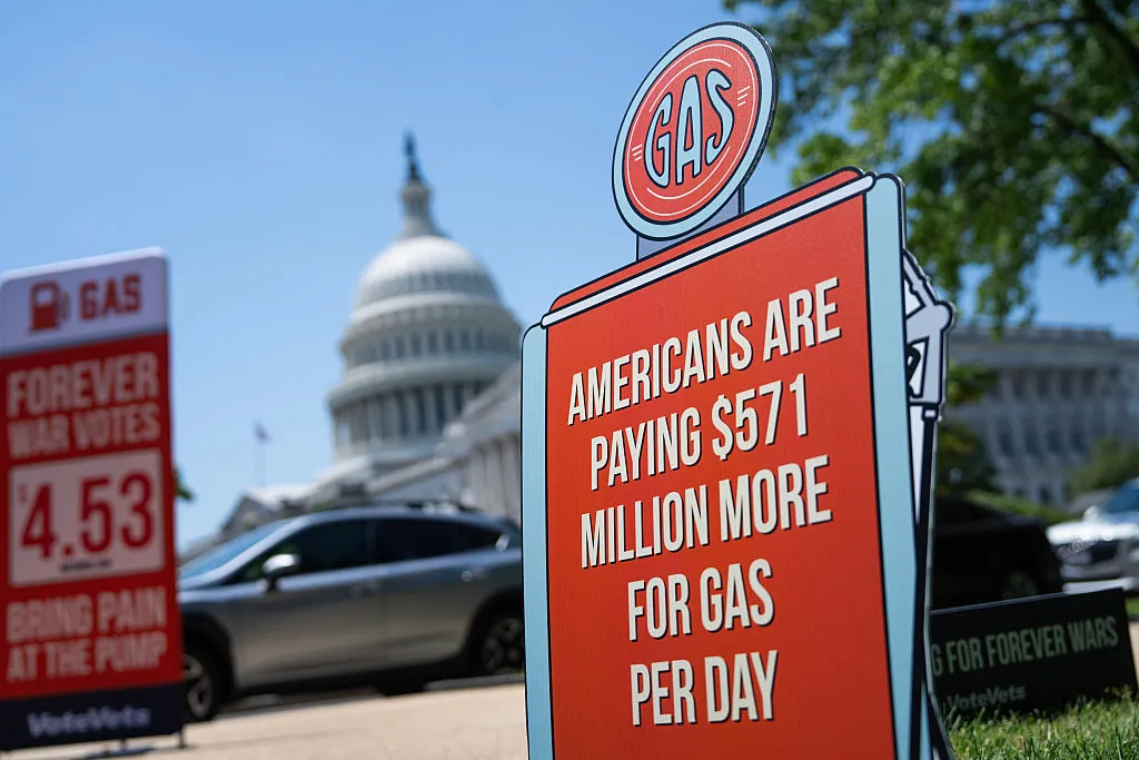 Fossil Fuel Dependence Exacerbates Economic Crises, Fueled by Geopolitical Tensions and Climate Impacts