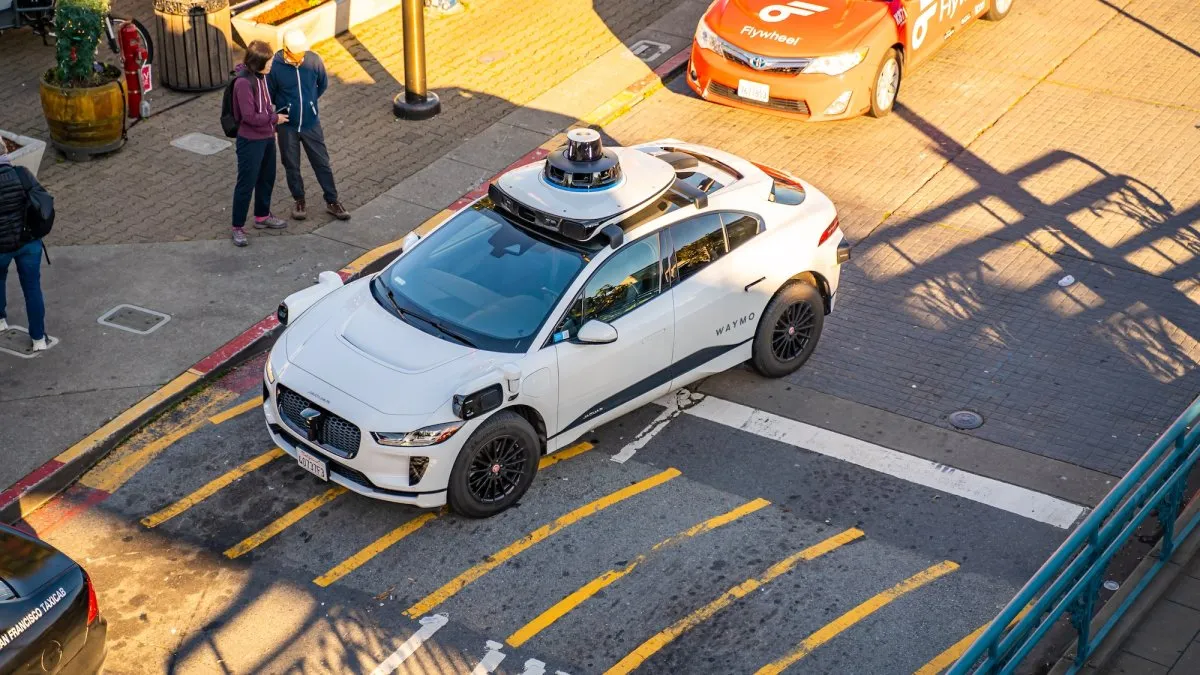 اولین سرقت با خودروی خودران Waymo؛ چالش‌های قانونی و فنی پیش رو