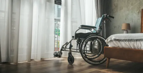 تطورات صحية مقلقة: نجم "عرض جوني كارسون" يدخل الرعاية التلطيفية