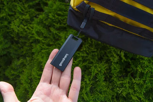مقایسه Goodram SSDR-GMRE-01T-K0 external solid state drive {request()->input('language_config')['common']['with']} iStorage Kanguru Defender SSD 35