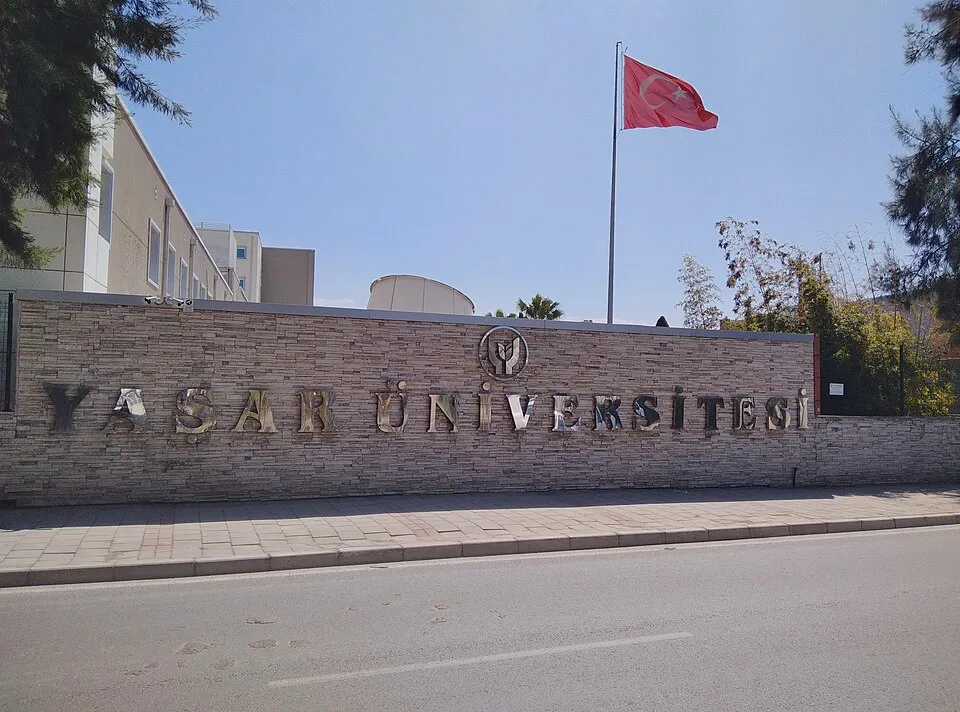 دانشگاه یاشار
